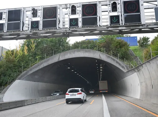 Erstmals seit Anfang März ist die Weströhre des Tunnels wieder auf einer Spur befahrbar.(Archivbild) | Foto: dpa