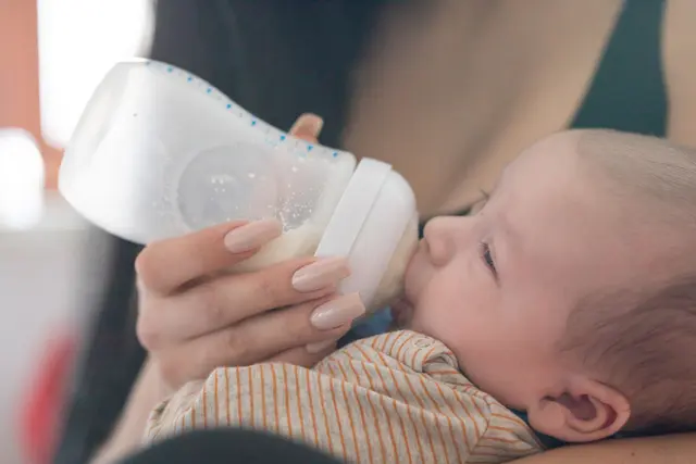 Abgepumpte Muttermilch soll innerhalb von vier Tagen ans Baby verfüttert werden. Ist absehbar, dass sie erst zu einem späteren Zeitpunkt verfüttert wird, sollte sie eingefroren werden.   (zu dpa: «Ein Stück Mama: Muttermilch sicher abpumpen und aufbewahren») | Foto: dpa