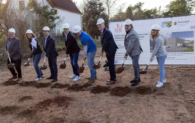 Beim Spatenstich (v.l.): Stadtbeigeordneter Joachim Felka, Vorstandsmitglied Christina Altschuck, Landtagsabgeordneter Marcus Klein, Bürgermeister Ralf Hechler, Vereinsvorsitzender Benjamin Altschuck, Innenminister Michael Ebling, Architekt Stefan Streuber und Claudia Caspary. | Foto: Stefan Layes