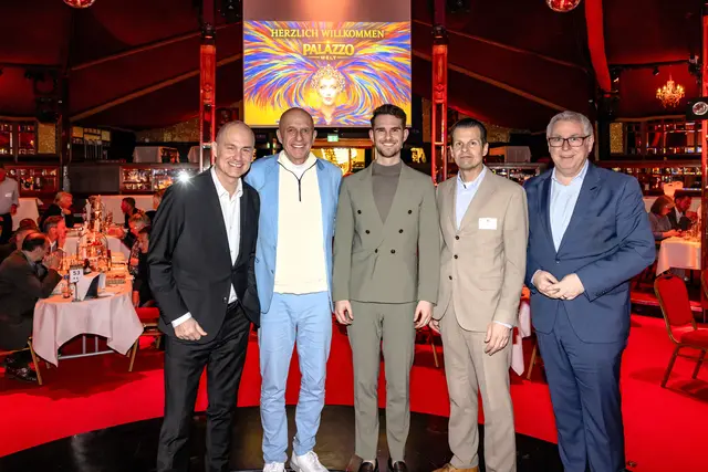 Die Protagonisten des gelungen Abends im Spiegelzelt (von links): Mannheimer-Runde-Vorsitzender Stefan Kleiber, Palazzo-Geschäftsführer Rolf Balschbach und Sohn Tommy, Dr. Elmar Bourdon und Bürgermeister Thorsten Riehle.  | Foto: Foto: Hyp Yerlikaya