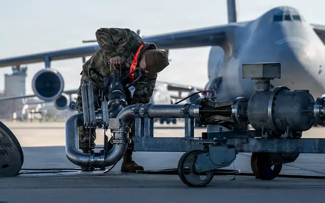 Ein Soldat bei Versorgungsarbeiten an einem Militärflugzeug auf der Air Base Ramstein: Der Standort ist vor allem eine logistische Drehscheibe der US-Streitkräfte. | Foto: Airman 1st Class Dylan Myers