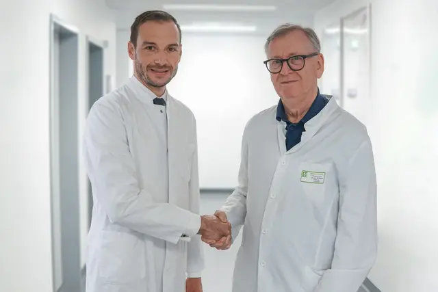 Dr. med. David Maximilian Spranz (links) tritt die Nachfolge von Dr. med. Harald Dinges an | Foto: Westpfalz-Klinikum