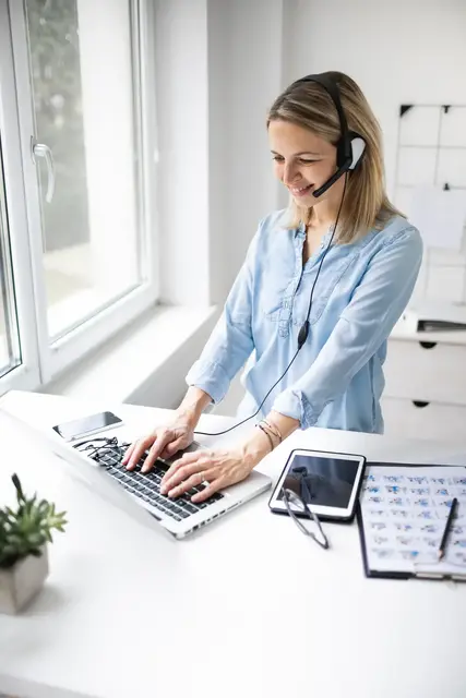 Sicher arbeiten im Alltag: Kurze Checks direkt vor dem Start helfen, typische Risiken im Betrieb nicht zu übersehen. | Foto: epiximages/stock.adobe.com