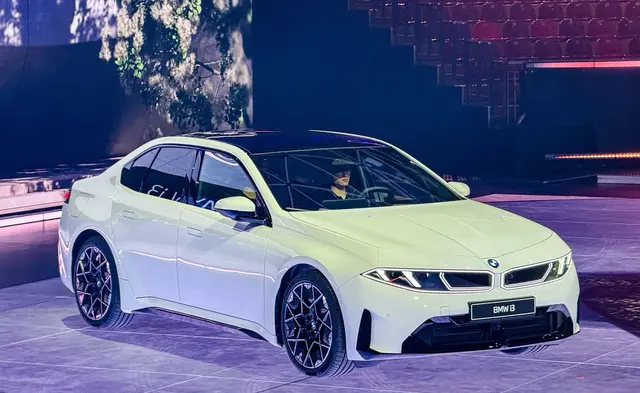 Modernes Design und Technik: Der i3 glänzt mit kantigem Design, innovativer Elektronik und einem neuen Bediensystem mit Projektion auf die Frontscheibe. (zu dpa: «BMW i3 wird zweites Elektromodell der Neuen Klasse») | Foto: dpa