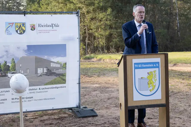 in seinem Grußwort lobte Innenminister Michael Ebling den "tüchtigen und traditionsreichen Verein". | Foto: Stefan Layes