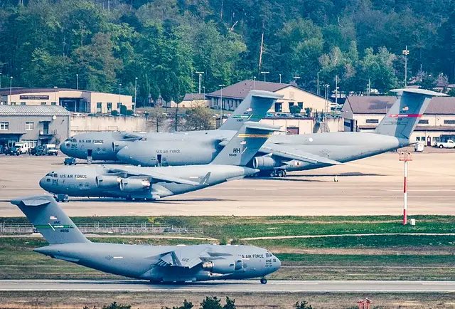 Transportflugzeuge der US Air Force auf der Air Base Ramstein: Der Standort gilt als einer der wichtigsten logistischen Knotenpunkte der US-Streitkräfte in Europa. | Foto: Boris Roessler/dpa