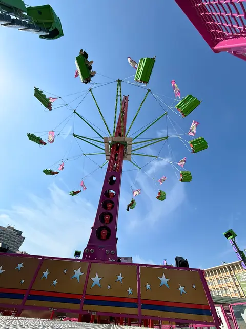 Hoch über den Berliner Platz fliegen | Foto: Annaline Dicel 