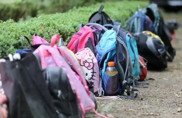 Fleckig und dreckig? Jetzt sollten Eltern dem Schulranzen lieber nicht mit aggressiven Reinigern schrubben. | Foto: dpa