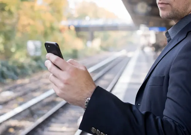 Echtzeitdaten für Bus und Bahn: Google Maps zeigt künftig nicht nur geplante Abfahrtszeiten, sondern auch Verspätungen und Prognosen direkt in der App. | Foto: dpa