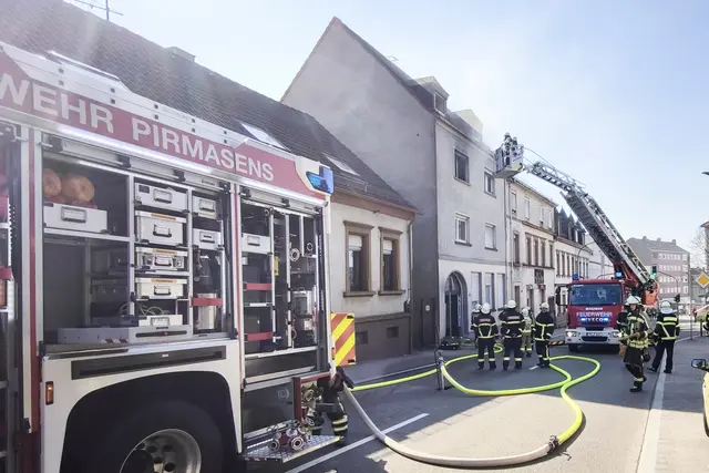 Feuerwehreinsatz in der Rodalber Straße in Pirmasens: Mit Drehleiter und Atemschutztrupps bekämpfen die Einsatzkräfte den Brand in einem Mehrfamilienhaus. Rauch hatte sich über mehrere Etagen ausgebreitet. | Foto: Erik Stegner