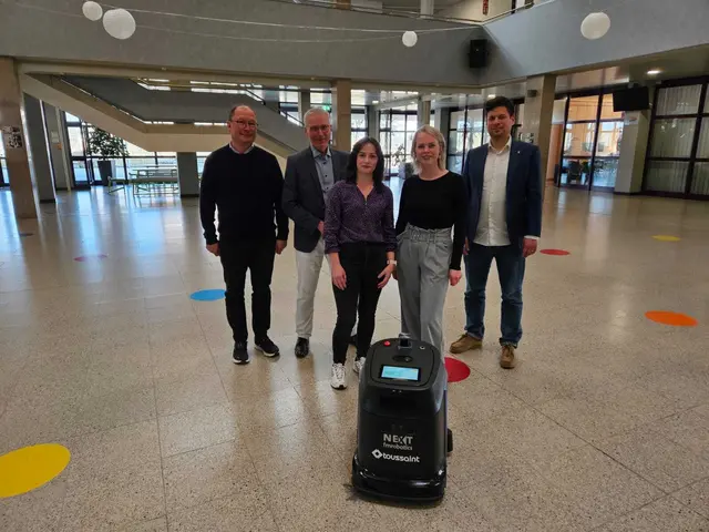 Der Reinigungsroboter sorgt im Hohenstaufengymnasium für saubere Flure: Schulleiter Roland Frölich (v. l.), Udo Holzmann, Leiter Referat Gebäudewirtschaft, Reinigungsfachkraft Marigona Lukaj, Veronika Noll (Abteilung Gebäudeservice) und Beigeordneter Manuel Steinbrenner | Foto: Stadt KL/gratis