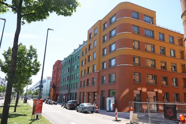 Der Neubau zieht häufig Mieterklientel und Käufer mit besserem Einkommen an. Oft liegt der Quadratmeterpreis für Eigentum etwa 1.000 bis 2.000 Euro pro Quadratmeter über dem im Altbau. Manche Investoren sorgen auch im Neubau für Preise im mittleren Segment oder sogar für gerechte Mietpreise, etwa Wohnungsbaugesellschaften durch geförderten Wohnungsbau.  | Foto: Julia Glöckner