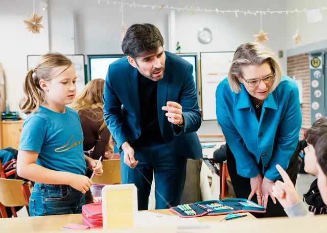 MINT-Talente werden gesucht. Sven Teuber, Minister für Bildung des Landes Rheinland-Pfalz, und Dr. Katja Scharpwinkel, Vorstandsmitglied der BASF SE und Standortleiterin Ludwigshafen, im Austausch mit Schülerinnen und Schüler der Brüder-Grimm-Grundschule Ludwigshafen. | Foto: BASF/Andreas Henn