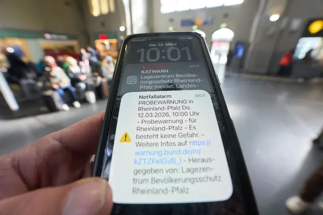 Auf Handys wurden zum landesweiten Warntag Warnungen angezeigt. (Archivbild) | Foto: dpa