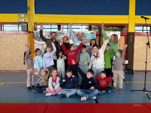 Dr. Moritz Henninger, Annika Henninger, Jörg Schreiner, Christine Siefermann (Leiterin der Bibliothek) sowie die erste Klasse der Wilhelm-Busch-Grundschule Waghäusel mit ihrer Lehrerin Yvonne Kullmann | Foto: Stadt Waghäusel