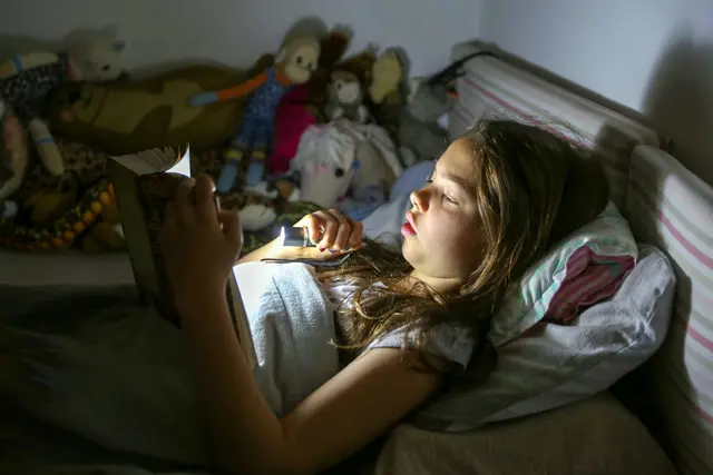 Keine langfristigen Schäden: Lesen bei schlechtem Licht verschlechtert weder die Sehkraft noch verursacht es Augenerkrankungen. | Foto: dpa