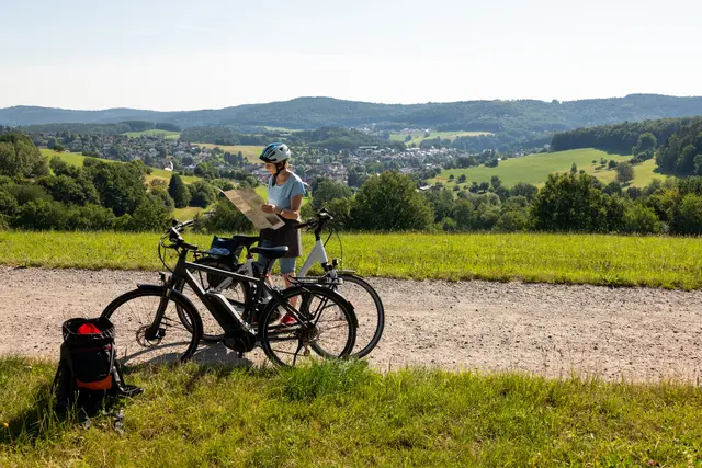 Mit dem E-Bike geht es dem Frühling entgegen | Foto: Werner/stock.adobe.com