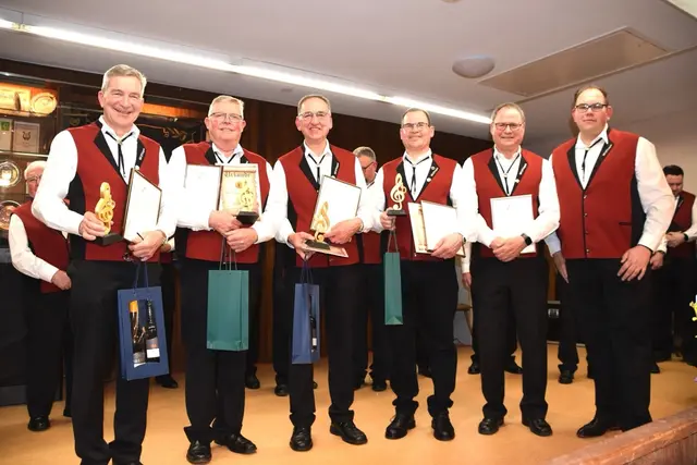 Beim Liederabend des MGV 1879 Kappeln wurden langjährige Sänger geehrt. Von links: Otfried Buß, Harald Heinz, Bernhard Mäurer und Michael Welschbach (je 40 Jahre aktiver Chorgesang), Uwe Petry (25 Jahre) sowie der 1. Vorsitzende des MGV, Björn Haubert. | Foto: Christina Mäurer