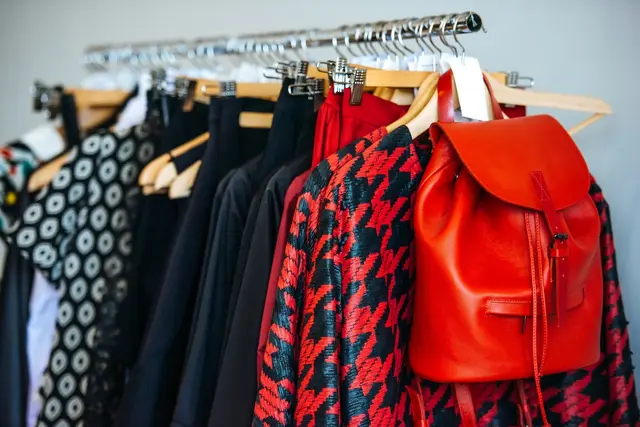 Stöbern, kaufen, verkaufen: Der Kleider-Flohmarkt im Jugendzentrum zieht viele junge Besucher an | Foto: FornStudio/stock.adobe.com