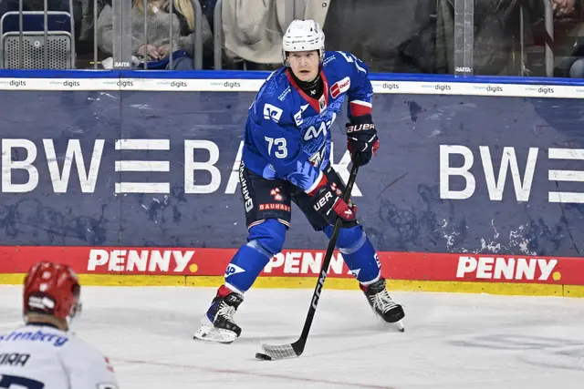 Zach Solow (hier im letzten Hauptrundenspiel gegen Schwenningen) trifft im Play-off-Viertelfinale mit den Adlern auf Bremerhaven.  | Foto: Ruffler/PIX-Sportfotos