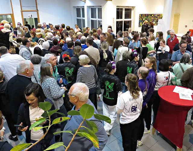 Gedränge im Foyer während der Pause | Foto: Brigitte Melder