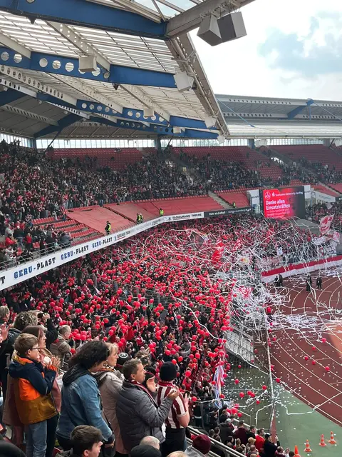 Die mehr als 5.000 mitgereisten FCK-Fans erlebten einmal eine bittere Enttäuschung in der Fremde | Foto: Hagen Leopold/gratis