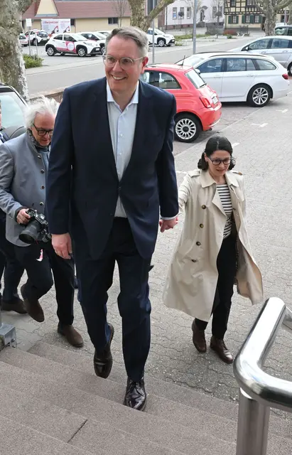 Gemeinsam mit Ehefrau Barbara geht Schweitzer zur Stimmabgabe | Foto: dpa