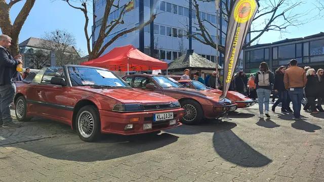 Oldtimer am Stiftsplatz zogen zahlreiche Blicke auf sich | Foto: Monika Klein