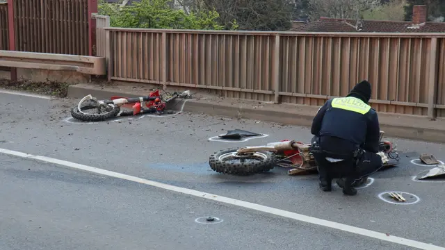 Der Fahrer soll mehrere Meter tief gestürzt sein, das Motorrad wurde in zwei Teile gerissen.  | Foto: dpa