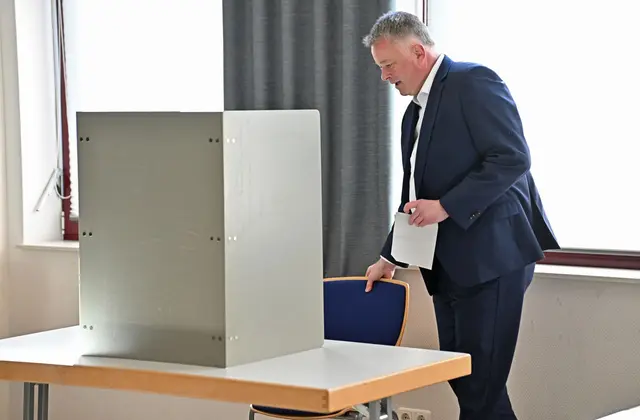 CDU-Spitzenkandidat Schnieder gibt seine Stimme ab | Foto: dpa