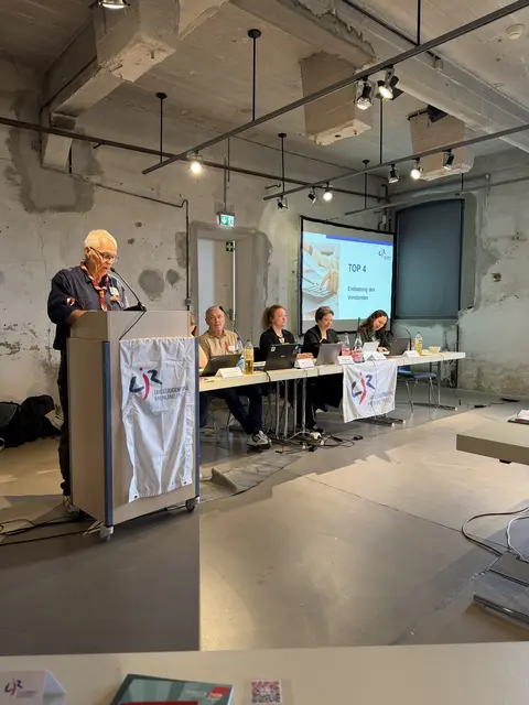 Die Vertretung der Revisor*innen beantragt die Entlastung des Vorstandes | Foto: Hannah Wagner