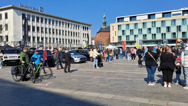 Die Ausstellung der Neuwagen auf dem Stiftsplatz war gut besucht | Foto: Monika Klein