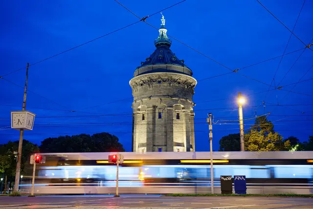 In Mannheim prallen zwei Straßenbahnen zusammen. (Symbolbild) | Foto: dpa