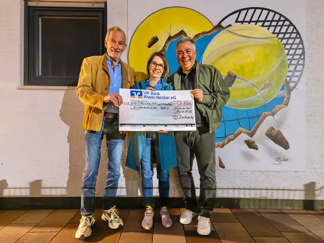 Von links: DLFH-Vorstand Jürgen Böhmer, TCL-Vorsitzende Corinna Rotzal und Stefan Naumer  | Foto: Johann-Peter Melder