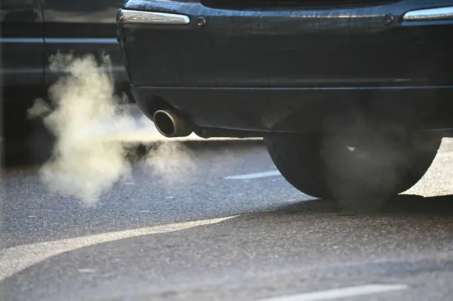 Die Deutsche Umwelthilfe wollte, dass BMW und Mercedes-Benz untersagt wird, in Zukunft Neuwagen mit klimaschädlichen Verbrennungsmotoren zu verkaufen. (Symbolbild) | Foto: dpa