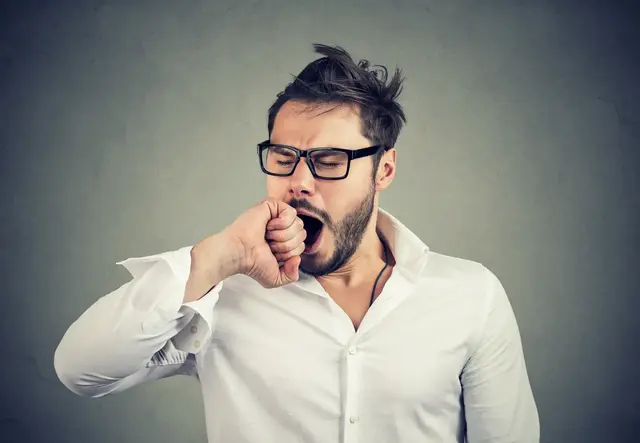 Tagesmüdigkeit und Konzentrationstiefs hängen oft mit Schlaf, Essen, Stress und Bewegung zusammen. Ein stabiler Stoffwechsel kann helfen, Energie über den Tag gleichmäßiger verfügbar zu machen. | Foto: pathdoc/stock.adobe.com