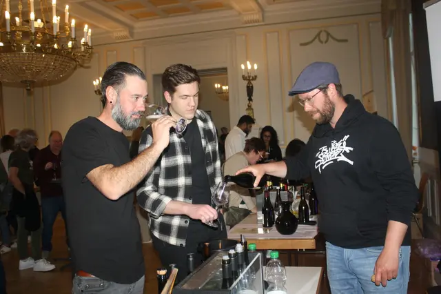 Der Schriesheimer Winzer Max Jäck (rechts), ist am Samstag wieder bei "Wein im Schloss" dabei.  | Foto: Hannelore Schäfer