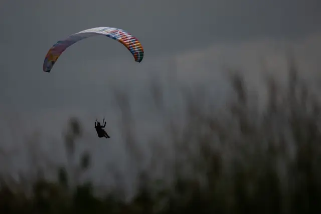 Ein Gleitschirmflieger ist bei Waldstetten in Baumkronen gelandet. (Symbolbild) | Foto: dpa