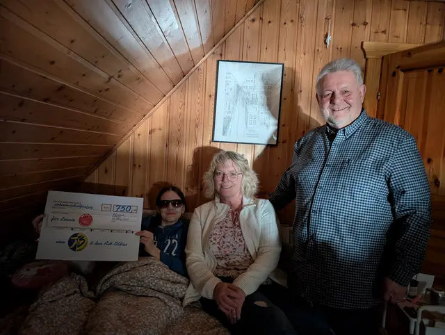 Spendenübergabe v.l. Leonie, Manuela Wandschneider und Gerd Hach | Foto: Thorben Fritz