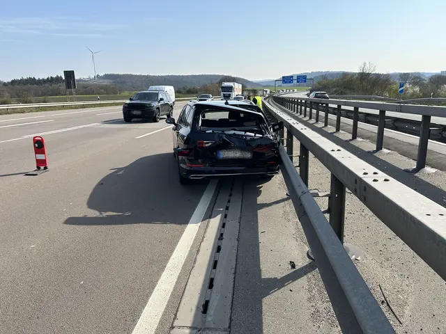 Durch die Wucht des Aufpralls wurde der Pkw über die gesamte Fahrbahn geschleudert und kam schließlich an der Mittelleitplanke zum Stillstand | Foto: Polizeiautobahnstation Kaiserslautern