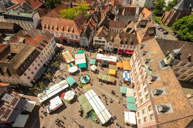Wochenmarkt auf dem Marktplatz in Neustadt | Foto: CC-BY-SA Pfalz Touristik, Dominik Ketz