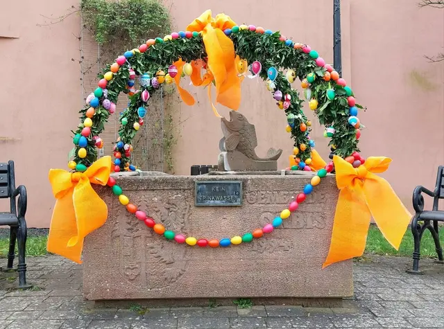 Wie bereits im vergangenen Jahr wurde der Osterbrunnen auch diesmal wieder mit viel Liebe und Kreativität farbenfroh geschmückt | Foto: Uschi Steinel/gratis