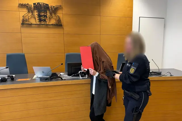 Eine Frau soll sich jahrelang als Lehrerin in Heidelberg und Homburg ausgegeben haben - früher war sie auch schon in Rheinland-Pfalz tätig gewesen und verurteilt worden. | Foto: dpa