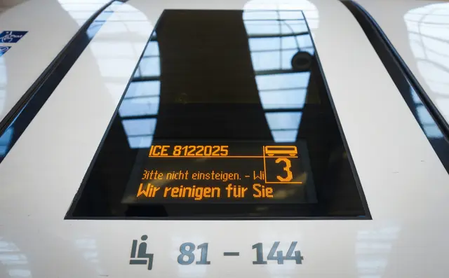 Bundesweiter Frühjahrsputz bei der Deutschen Bahn. An mehr als 1.400 Bahnhöfen werden bis Ende Mai Bahnsteige, Aufzüge und Aufenthaltsbereiche gereinigt. | Foto: Deutsche Bahn AG / Oliver Lang