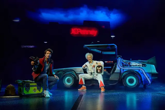 Die Darsteller Raphael Groß (l.) als Marty McFly und Jan Kersjes als Doc Brown stehen während einer Fotoprobe zum Musical "Zurück in die Zukunft" auf der Bühne | Foto: dpa