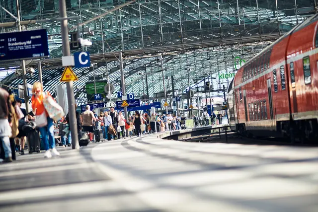 Hoher Andrang auf die Züge rund um Ostern. Mit vergünstigten BahnCards können Reisende auch in der Region Karlsruhe bei Bahnfahrten sparen. | Foto: Deutsche Bahn AG / Dominic Dupont