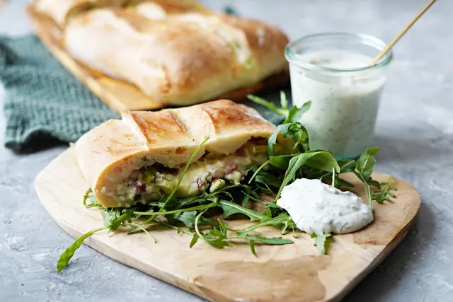 Das Handbrot mit der Füllung aus Schinken, Gouda und Frühlingszwiebeln schmeckt nicht nur, sondern weckt auch Festival-Erinnerungen. (zu dpa: «Handbrot wie vom Festival – jetzt einfach selbst backen») | Foto: dpa
