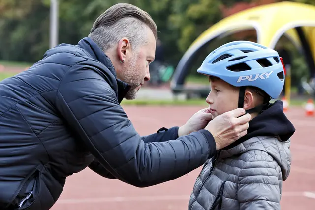 Ein Kinderfahrradhelm muss gut sitzen, damit er bei einem Sturz zuverlässig schützt. | Foto: ADAC