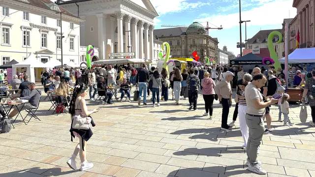 Der Genussmarkt auf dem Karlsruher Marktplatz lockt mit regionalen und internationalen Spezialitäten – ein Highlight des Festes der Sinne 2026.  | Foto: Thorsten Kornmann (2025)