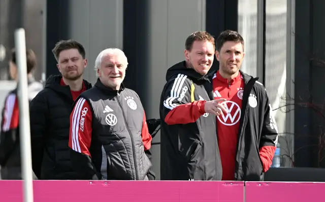 Rudi Völler (l.) und Julian Nagelsmann (2.v.r.) schauen auf den Trainingsplatz.  | Foto: dpa